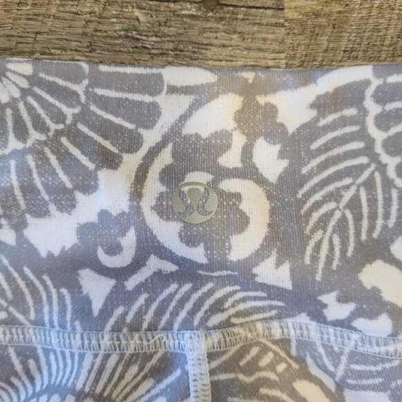 LULULEMON | Wunder Under Crop Leggings Floral White Grey 21" | Sz. 6 - Picture 6 of 7
